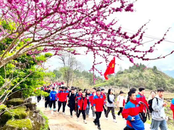 遠足研學(xué)丨手拉手“丈量”武陵山·心連心重走“紅軍路”