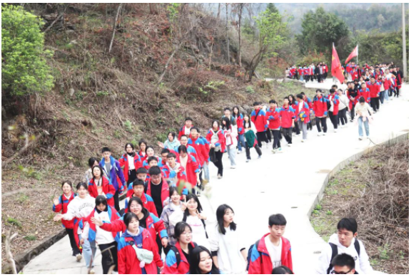 遠足研學(xué)丨手拉手“丈量”武陵山·心連心重走“紅軍路”